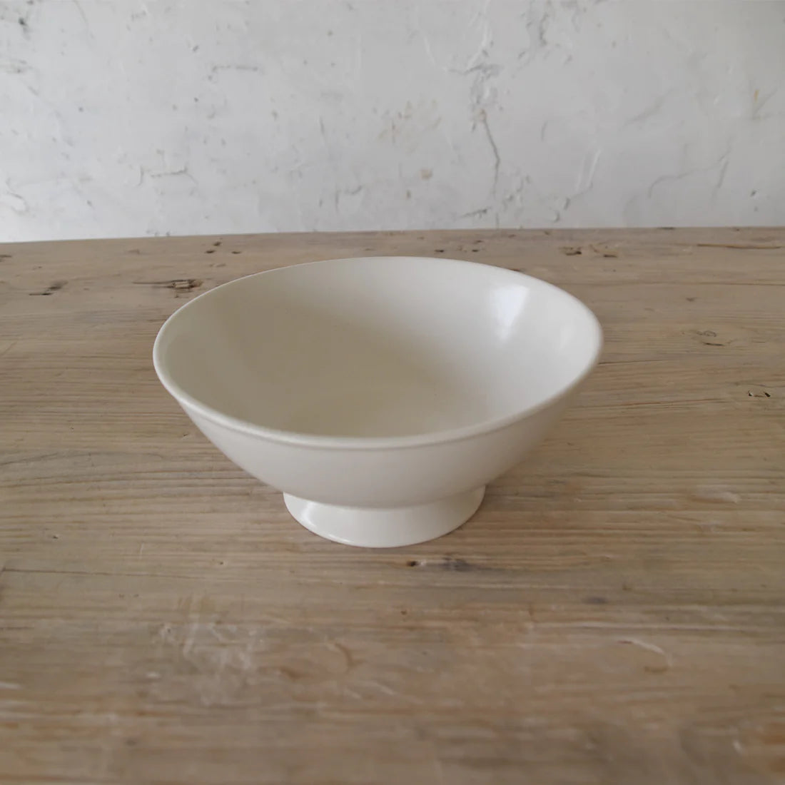 קערת סלט על רגל נמוכה