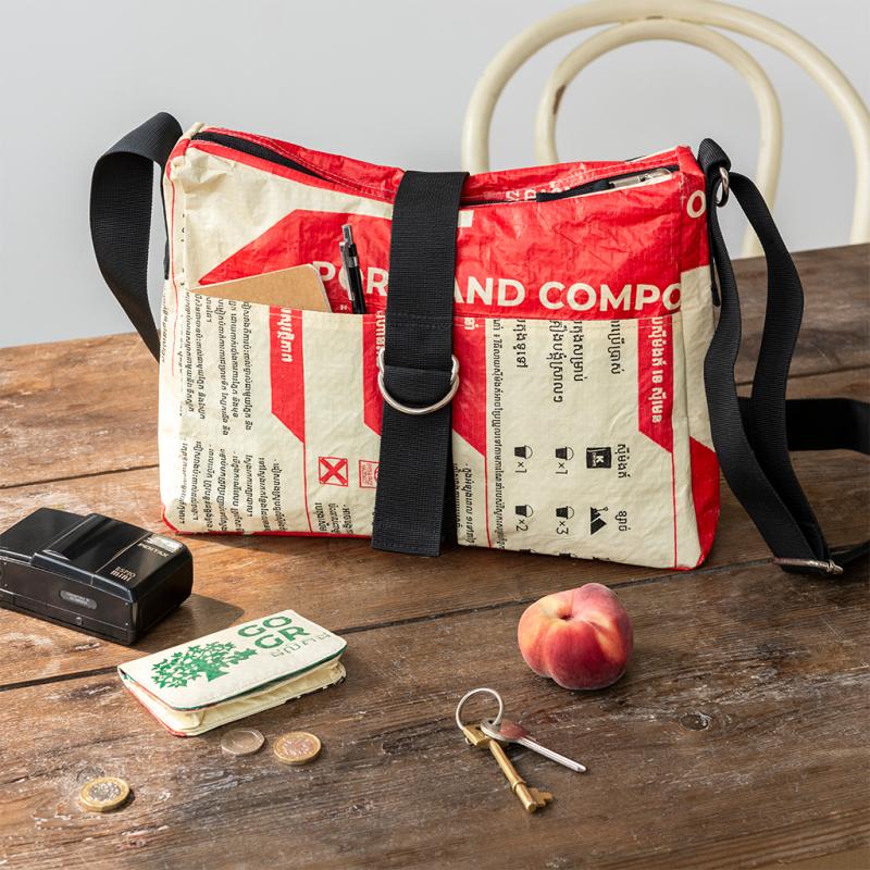 תיק צד בינוני מפלסטיק ממוחזר