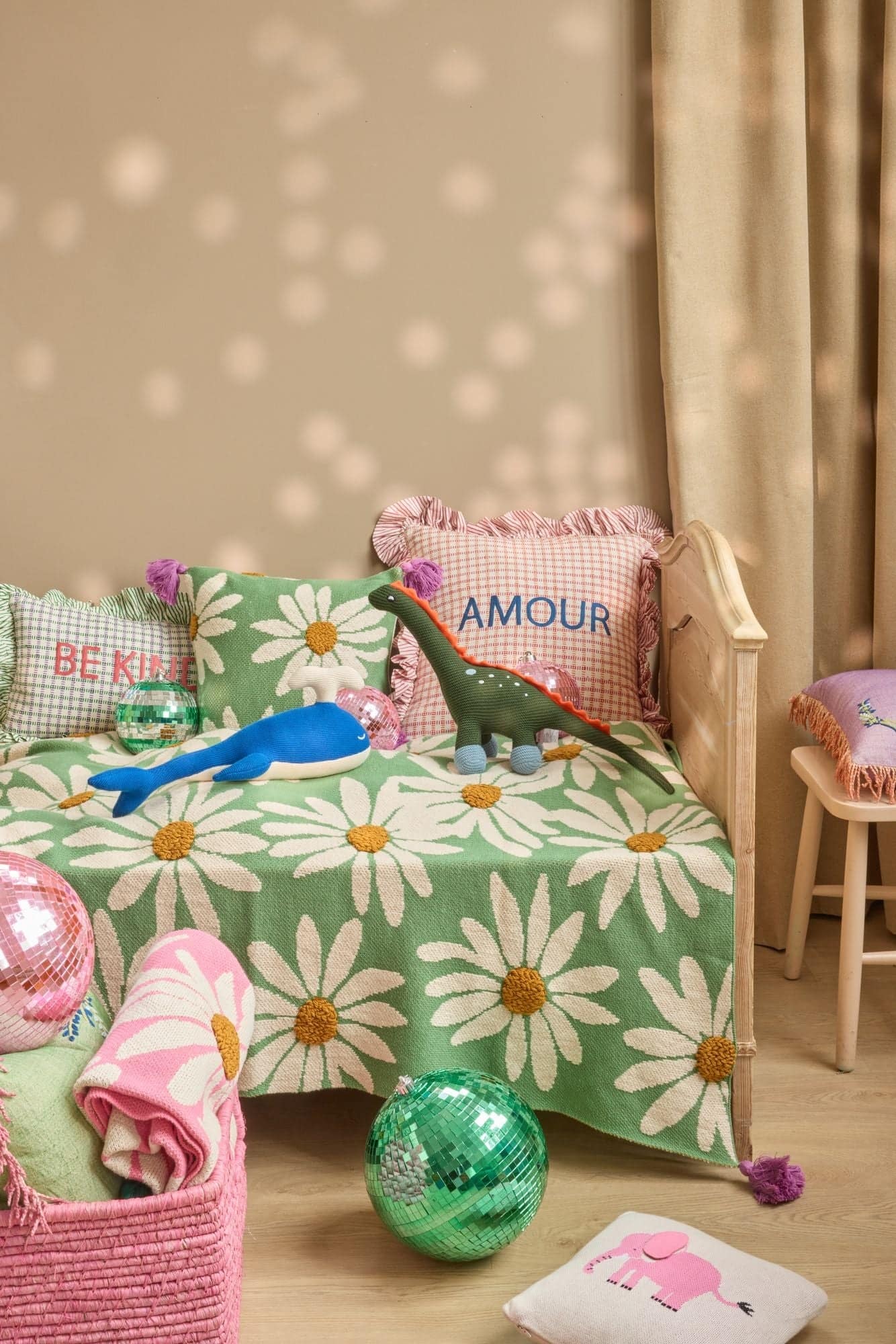 כרית כותנה סרוגה ירוקה עם רקמת פרחים