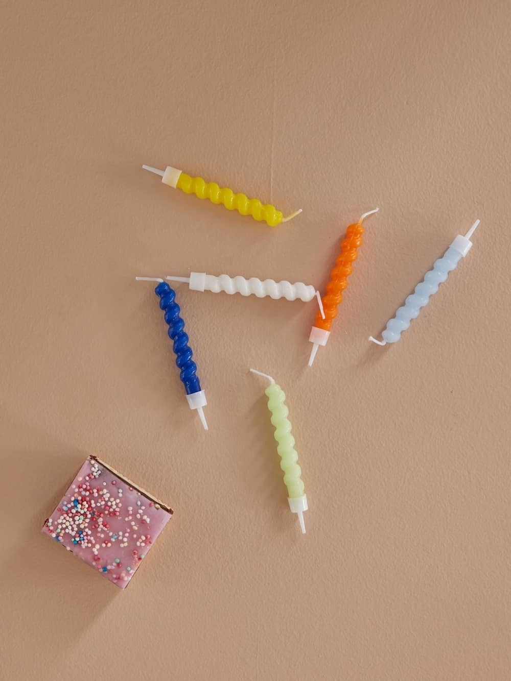 מארז 12 נרות יומולדת מסולסלים בגווני כחול