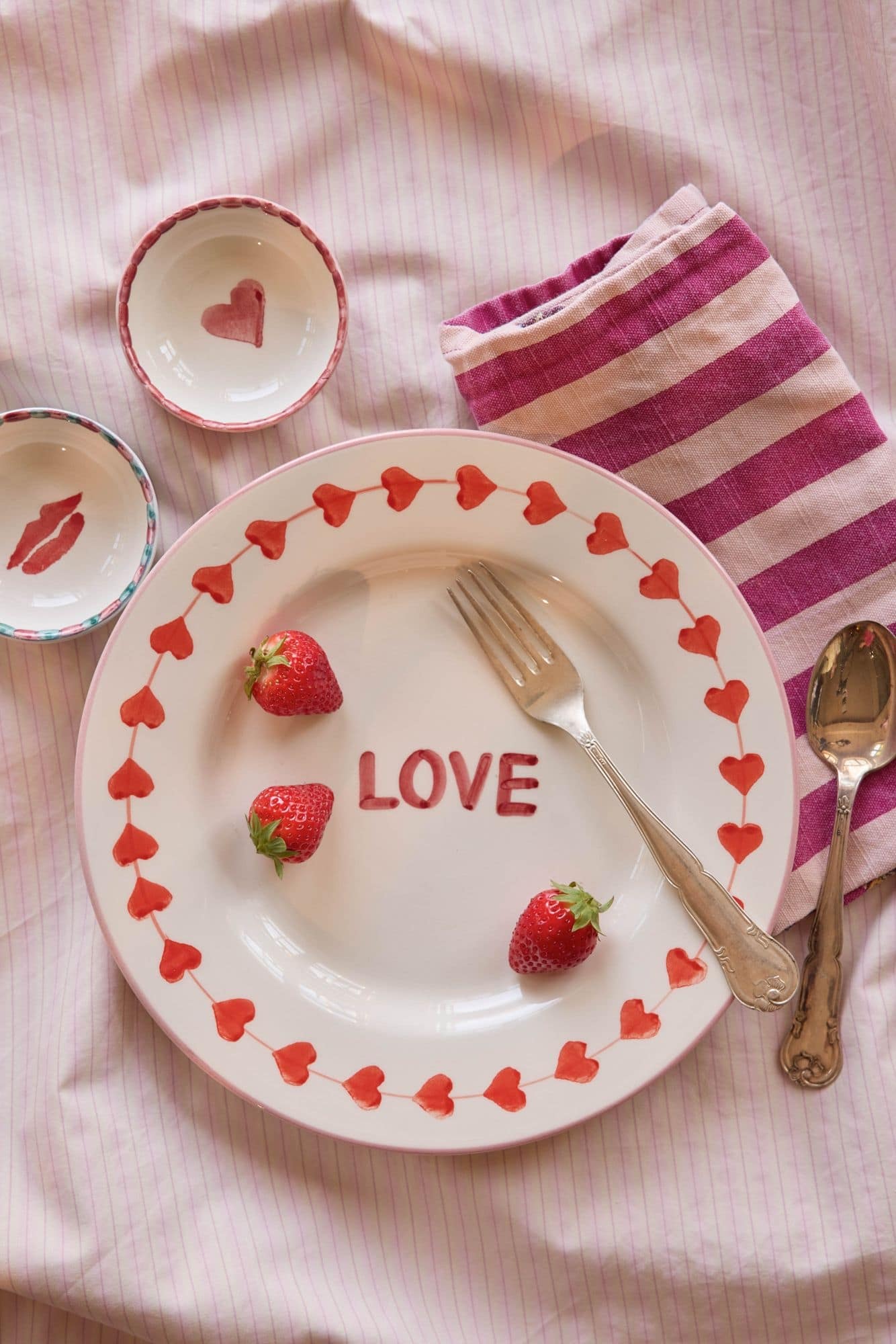 צלחת קרמיקה למנה עיקרית בעבודת יד - LOVE