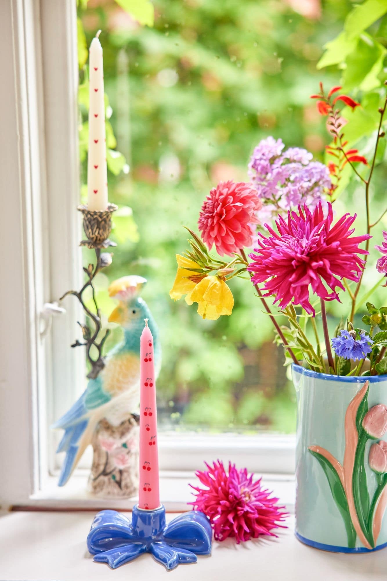 סט 2 נרות לבנים ארוכים עם לבבות קטנים