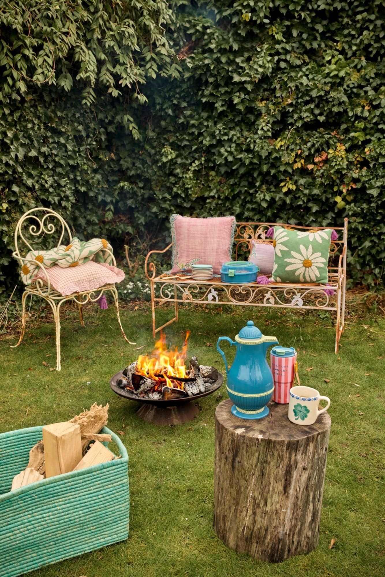 כרית מרובעת ורודה עם רקמת פרח