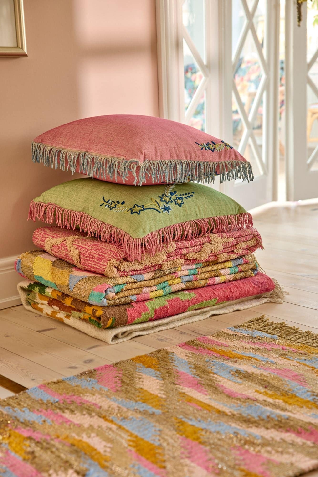 כרית מרובעת ירוקה עם רקמת פרח