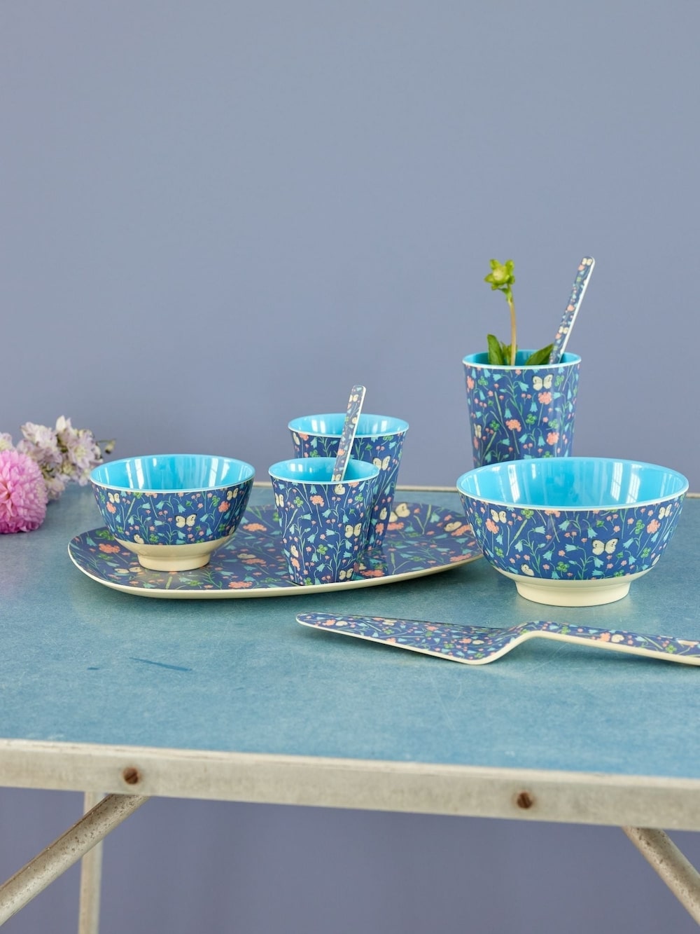 קערית מלמין פרפרים רקע כחול