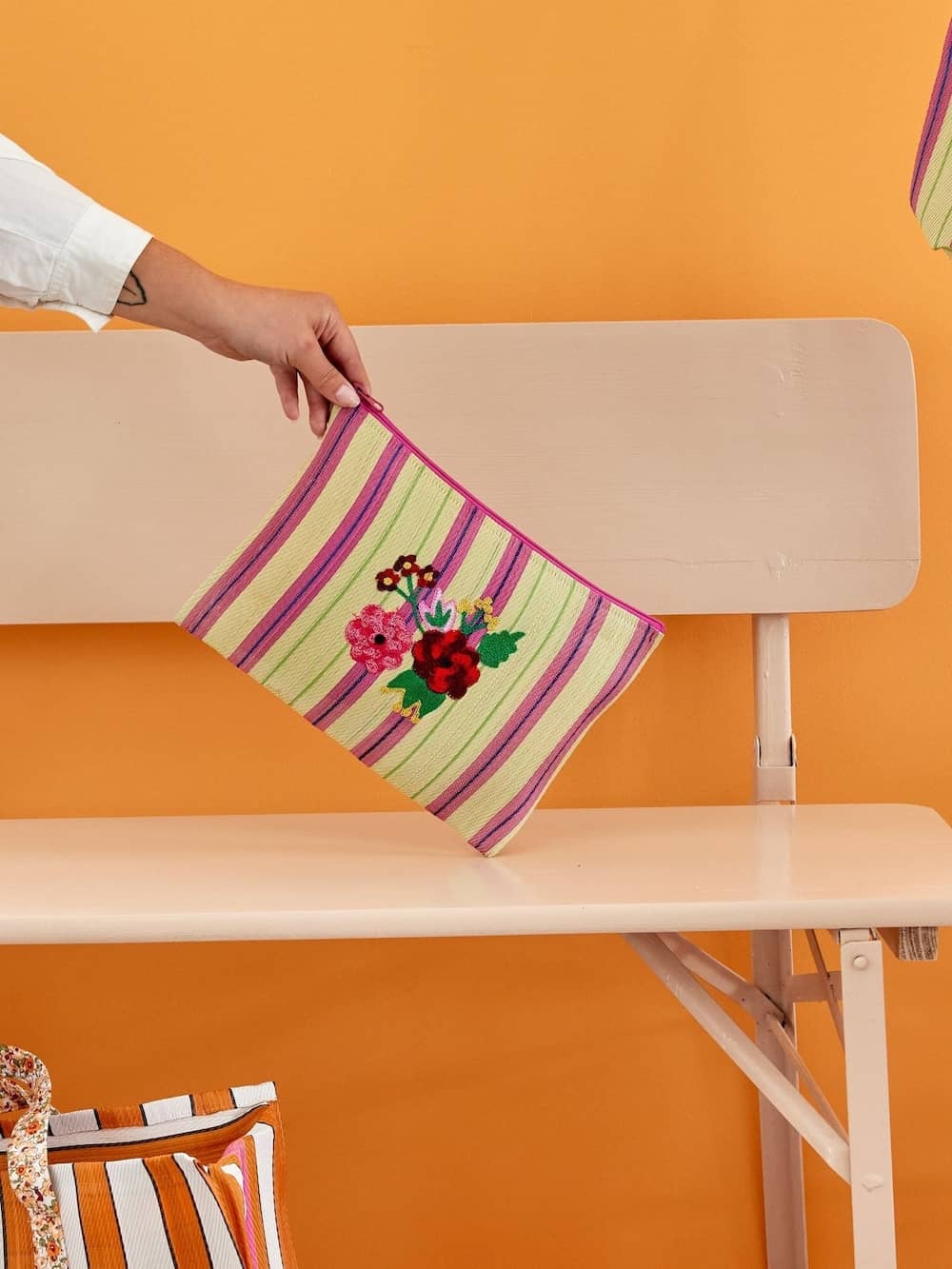 קלמר פלסטיק ממוחזר פסים רטרו ורוד ושמנת עם רקמת פרחים