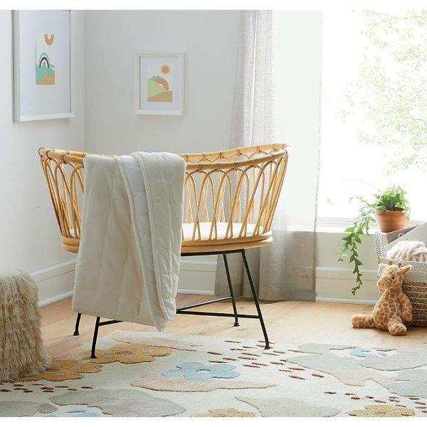 עריסת תינוק ראטן עם רגלי מתכת