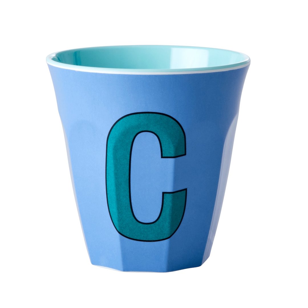 כוס מלמין אות C רקע כחול מאובק