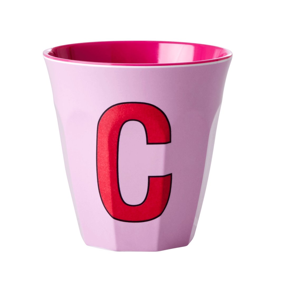 כוס מלמין אות C רקע ורוד