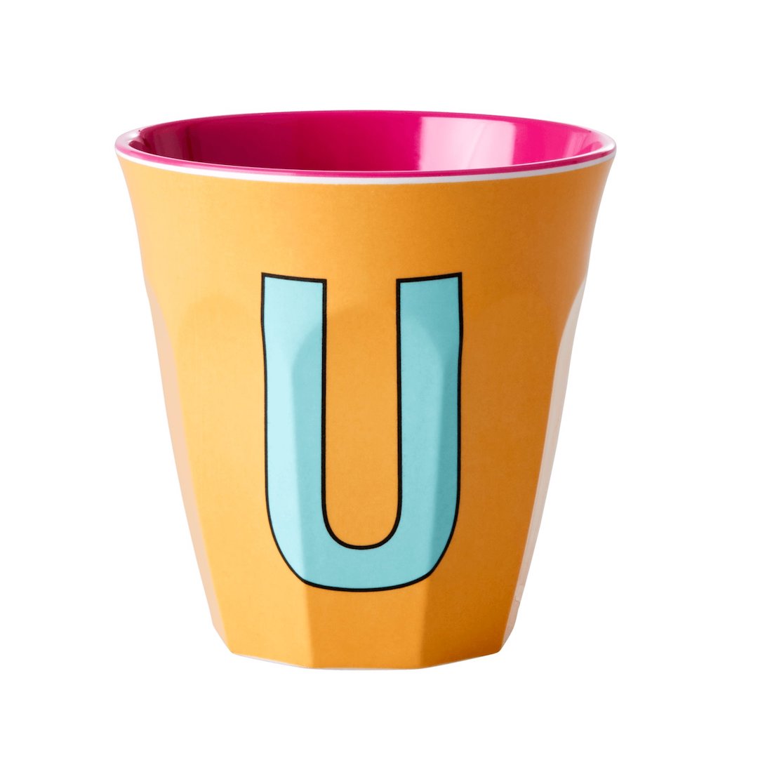 כוס מלמין אות U תכלת רקע אפרסק