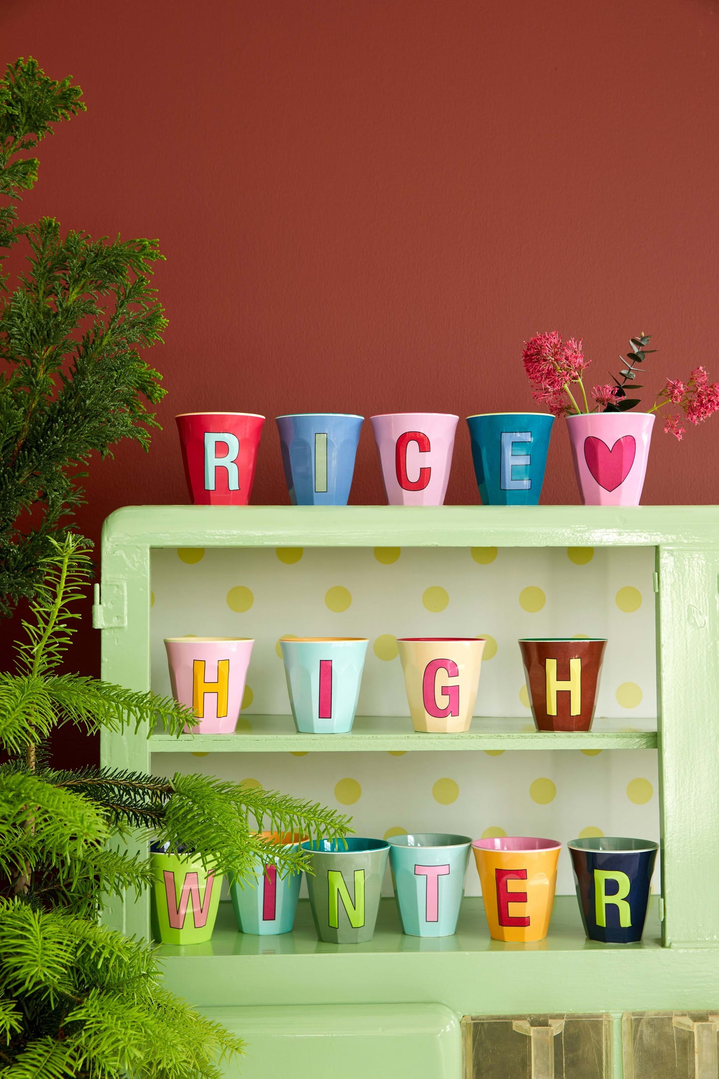 כוס מלמין אות W ורוד רקע צהוב