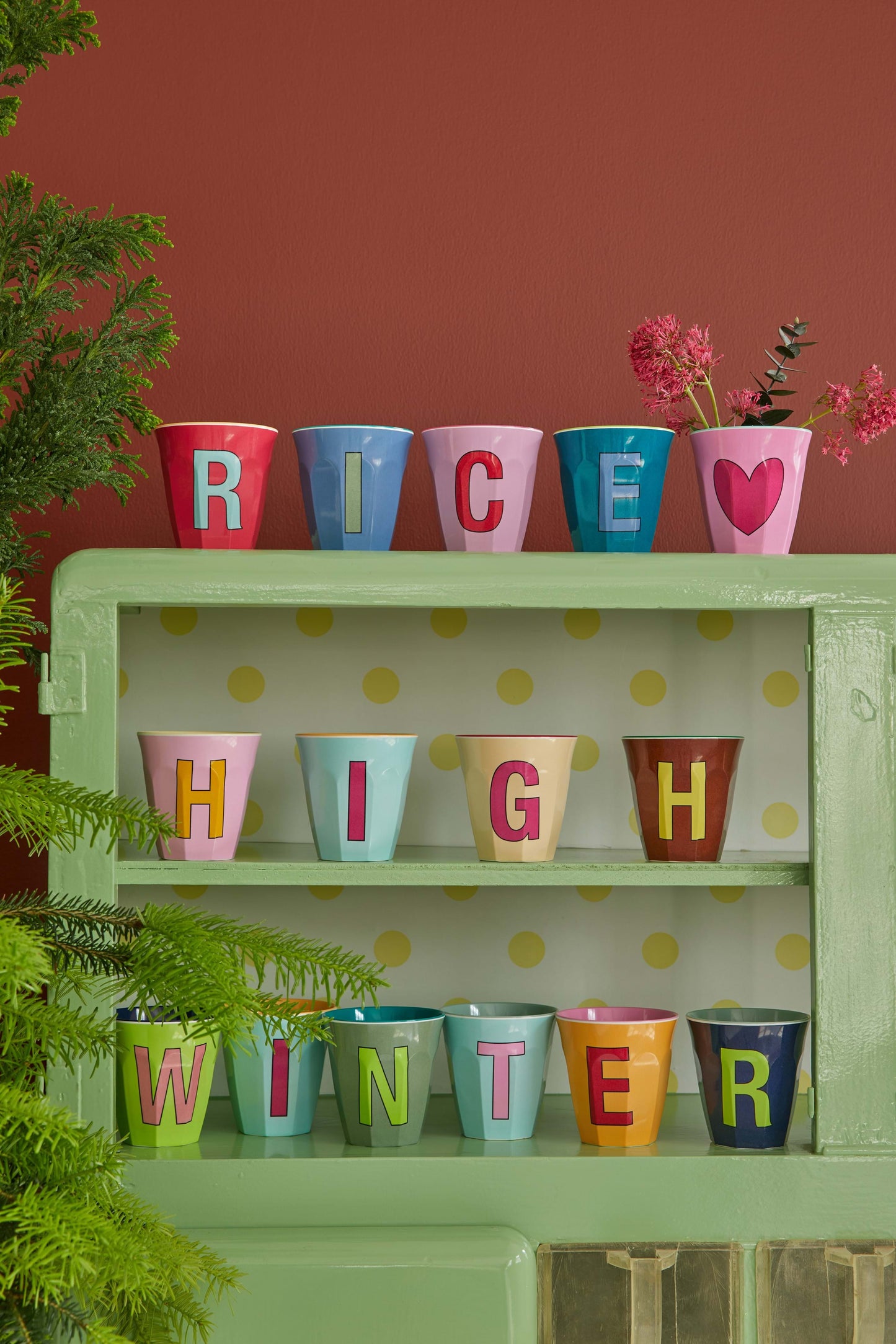 כוס מלמין אות P כחול רקע חאקי