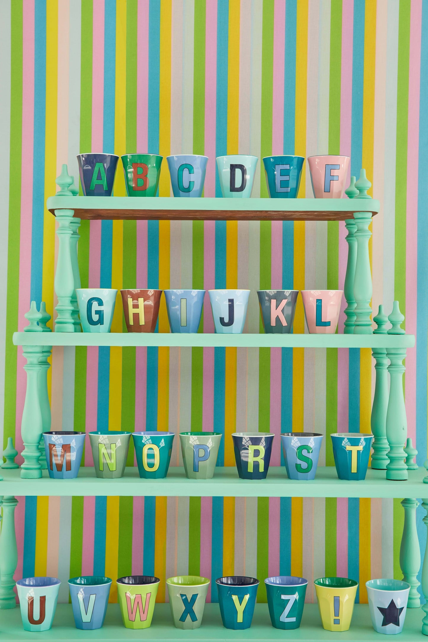 כוס מלמין אות K פוקסיה רקע אפרסק