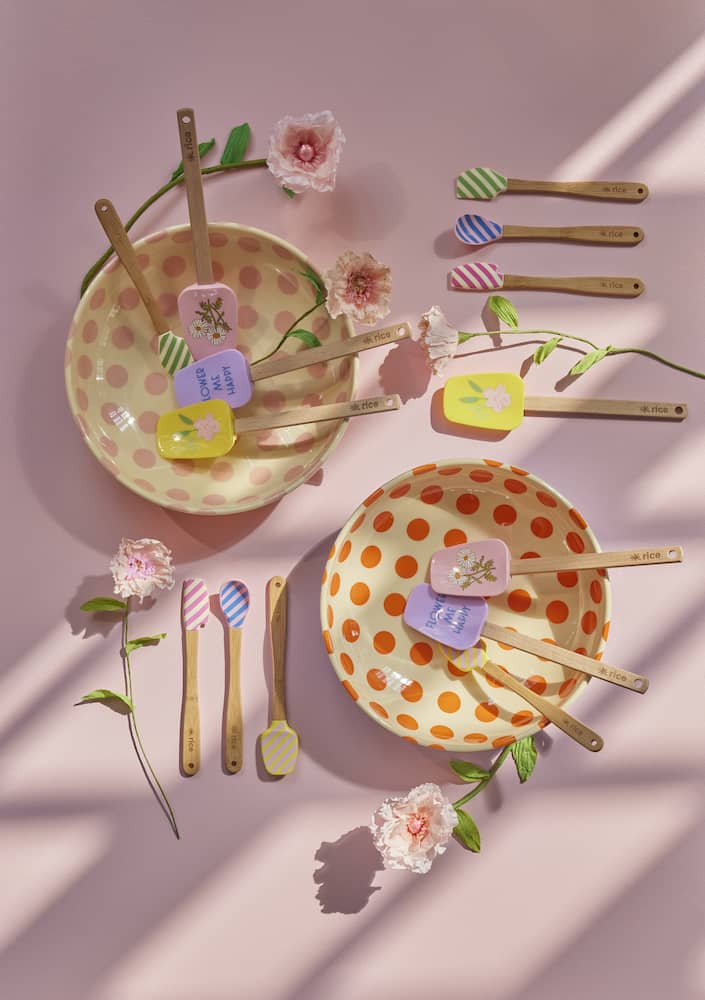 קערת סלט צהוב עם נקודות ורודות