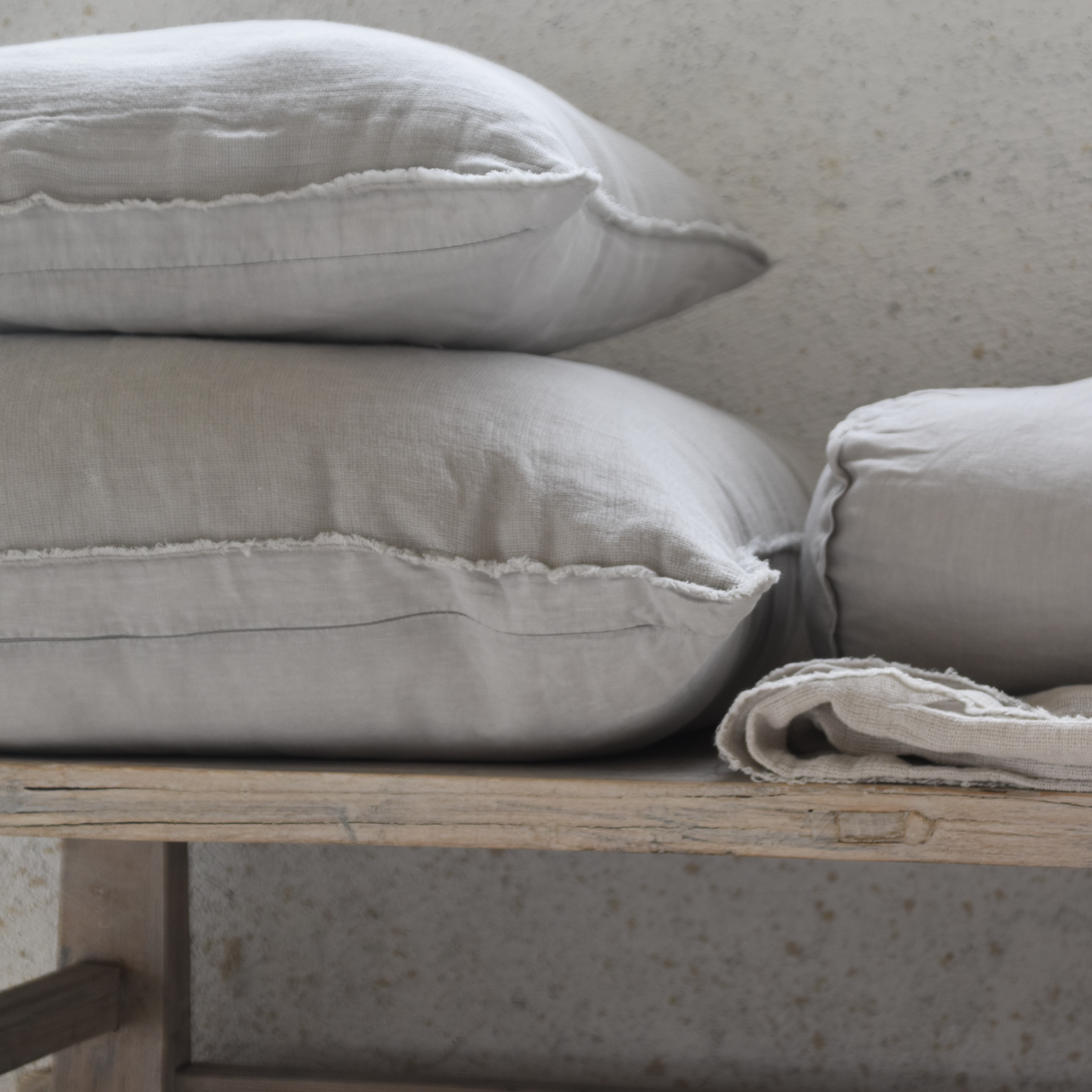 כרית פשתן בגימור קצוות פרומים 45*45