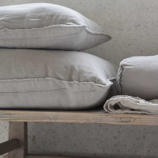 כרית פשתן בגימור קצוות פרומים 45*45