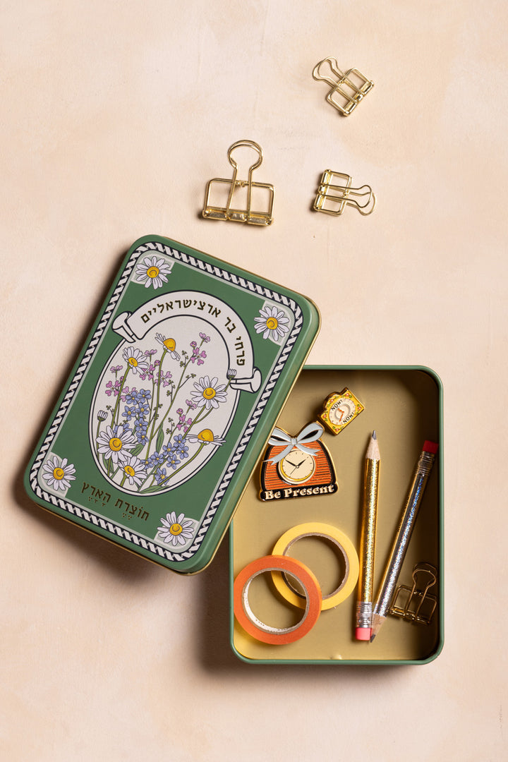 קופסת פח: Blooming Chrysanthemum