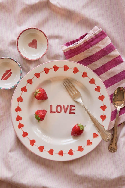 צלחת קרמיקה למנה עיקרית בעבודת יד - LOVE
