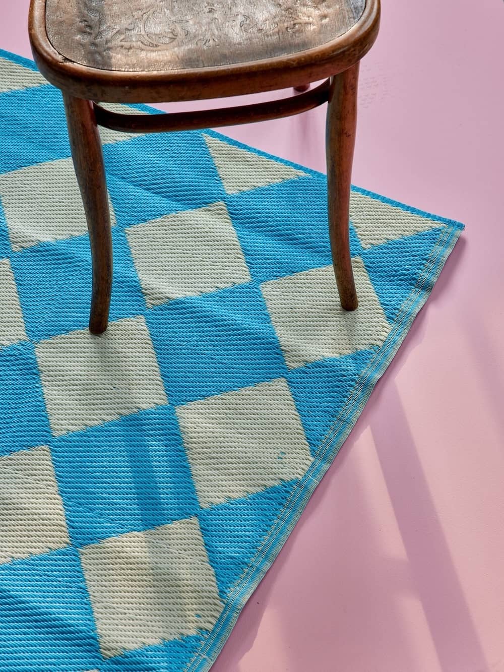 מחצלת ראנר מפלסטיק ממוחזר משבצות דמקה תכלת