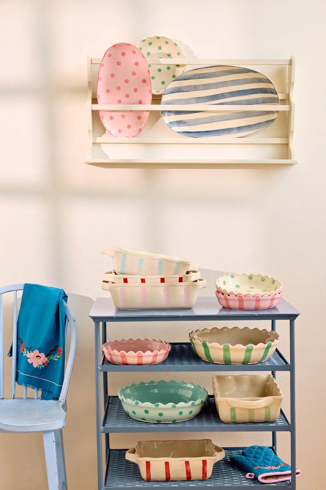 תבנית אפיה עגולה מקרמיקה S - ורוד שמנת נקודות ירוקות