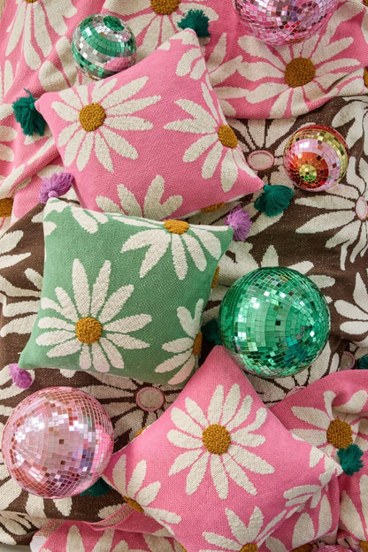 כרית כותנה סרוגה ורודה עם רקמת פרחים