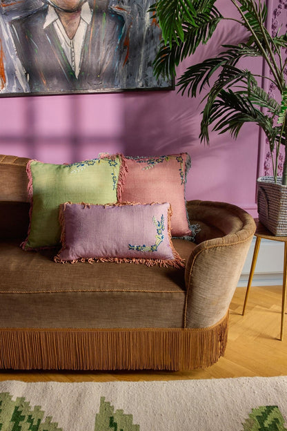 כרית מלבנית סגולה עם רקמת פרח