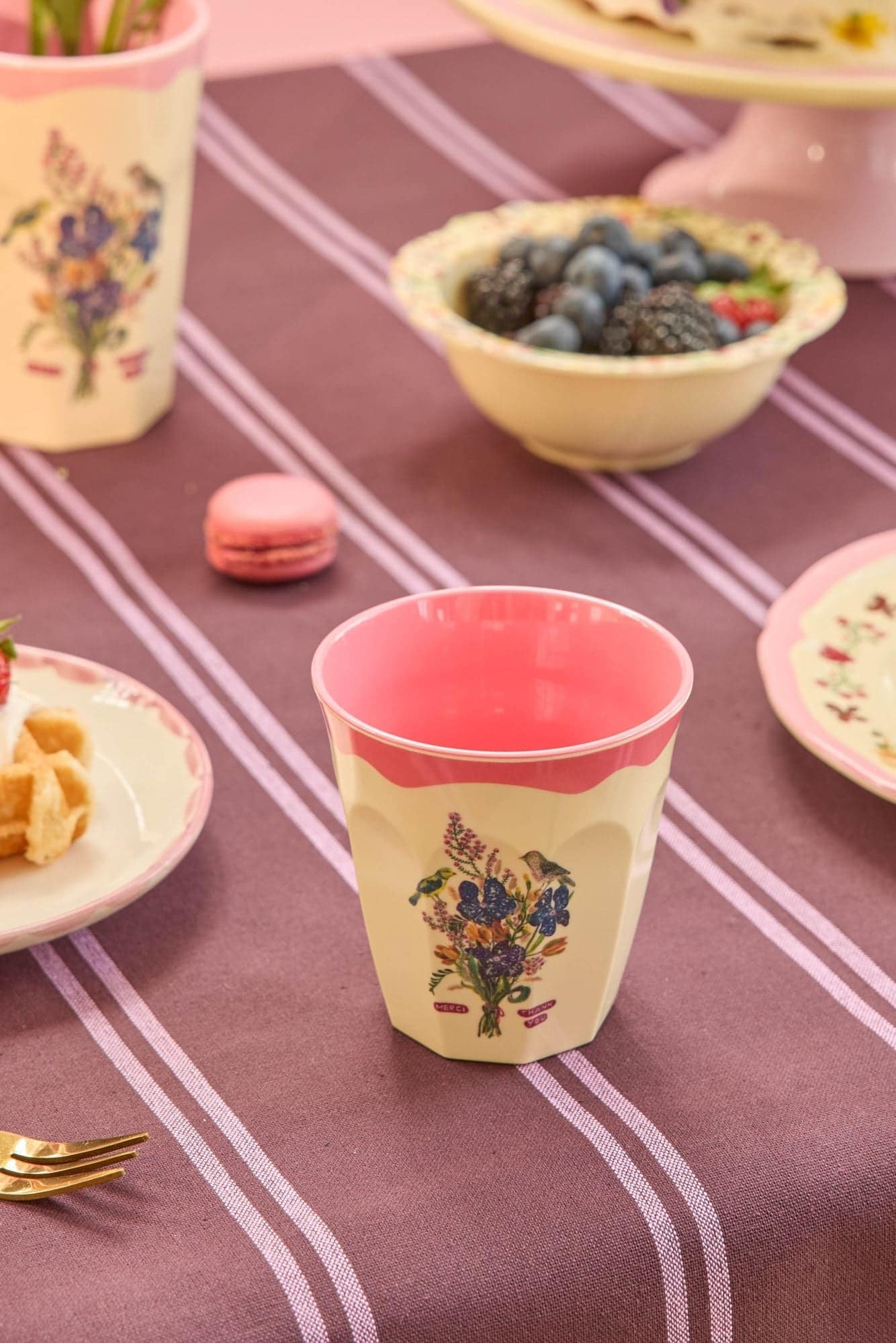 כוס מלמין עם איורי פרחים וציפורים של נטלי לאטה