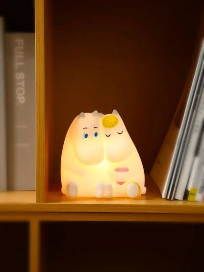 מנורה – מומינים מתחבקים