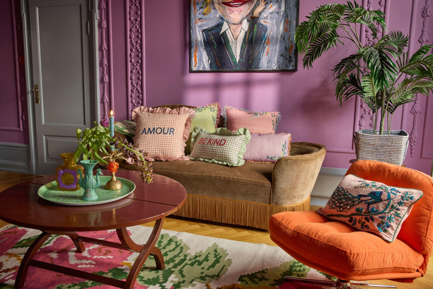 כרית מלבנית ורודה עם רקמה - טווס ופרחים