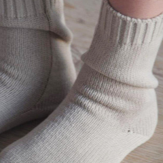 גרביים צ'אנקיות שמנת חלקות לבית