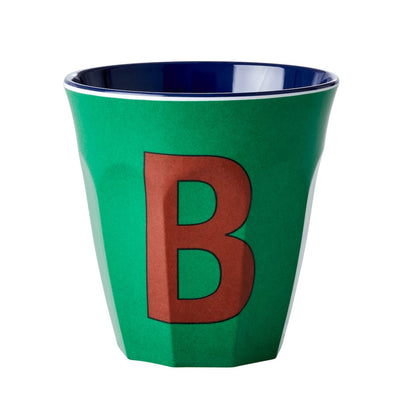 כוס מלמין  אות B חום רקע ירוק