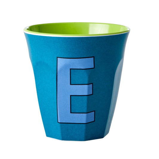 כוס מלמין  אות E תכלת רקע כחול