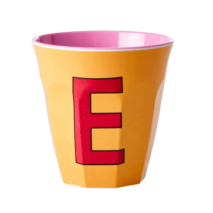 כוס מלמין  אות E פוקסיה רקע אפרסק