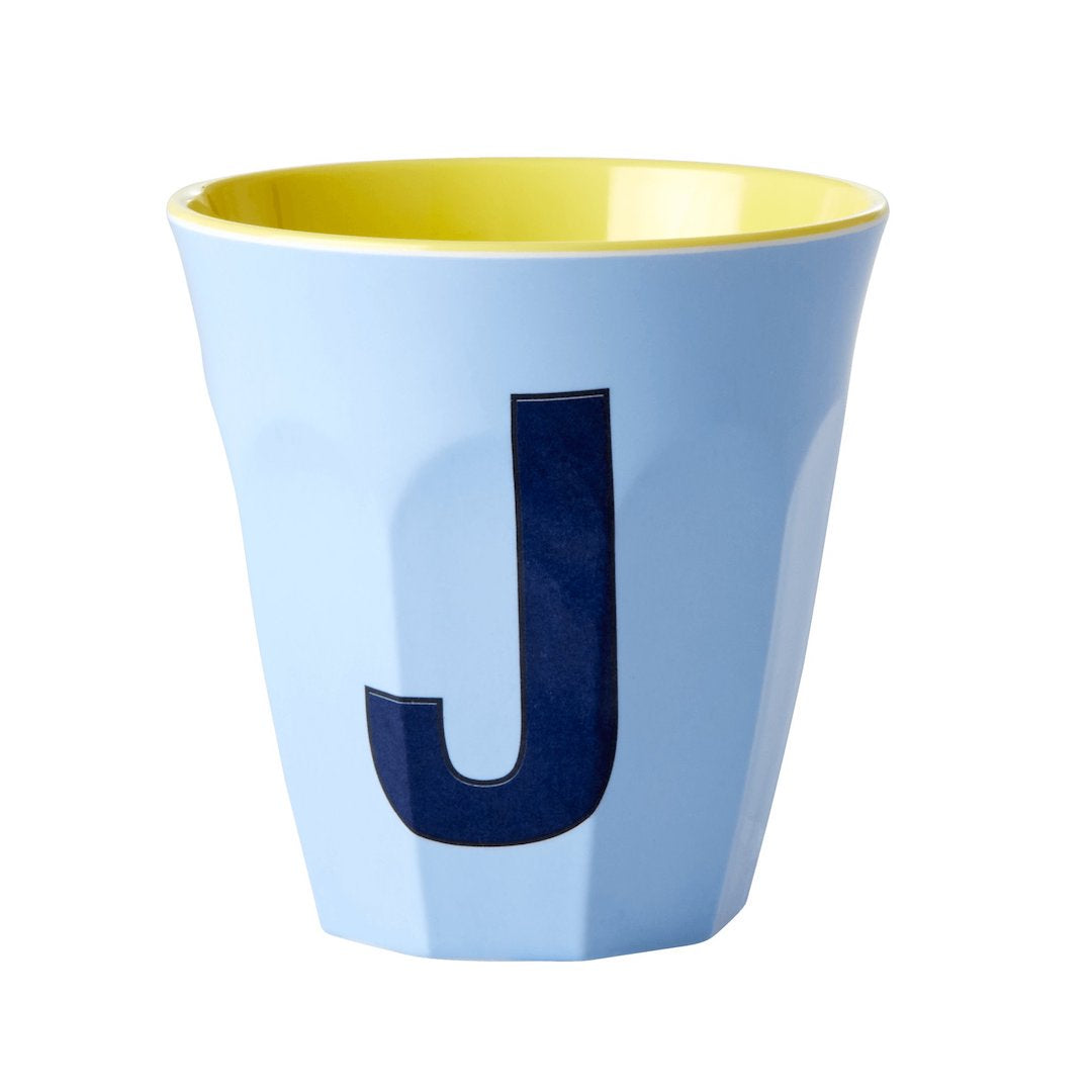 כוס מלמין אות J כחול רקע תכלת