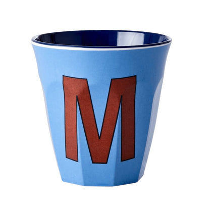 כוס מלמין אות M חום רקע כחול מאובק