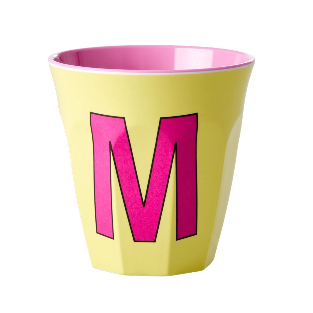 כוס מלמין אות M פוקסיה רקע צהוב