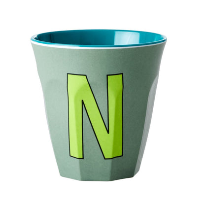 כוס מלמין אות N ירוק רקע חאקי