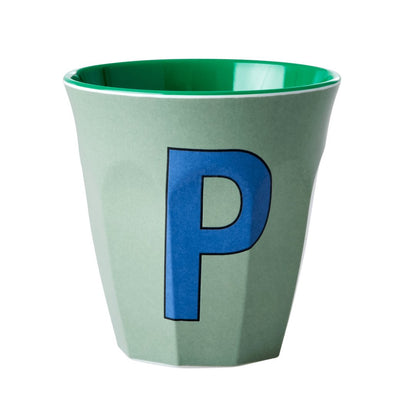 כוס מלמין אות P כחול רקע חאקי