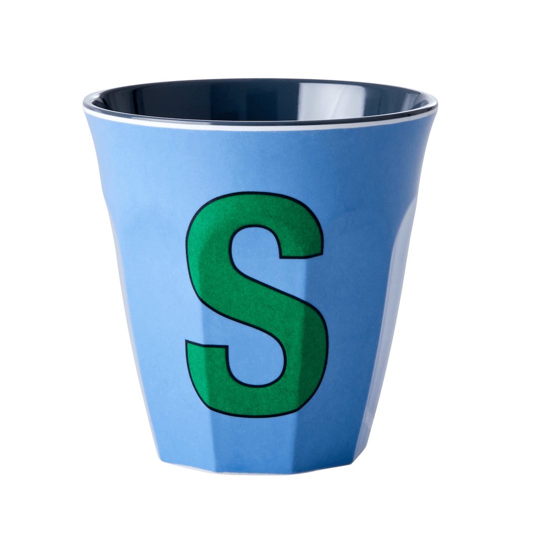 כוס מלמין אות S ירוק רקע כחול מאובק