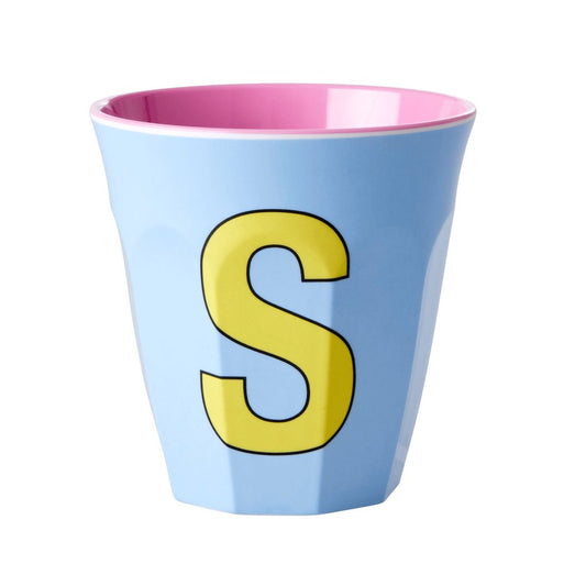 כוס מלמין אות S צהוב רקע תכלת