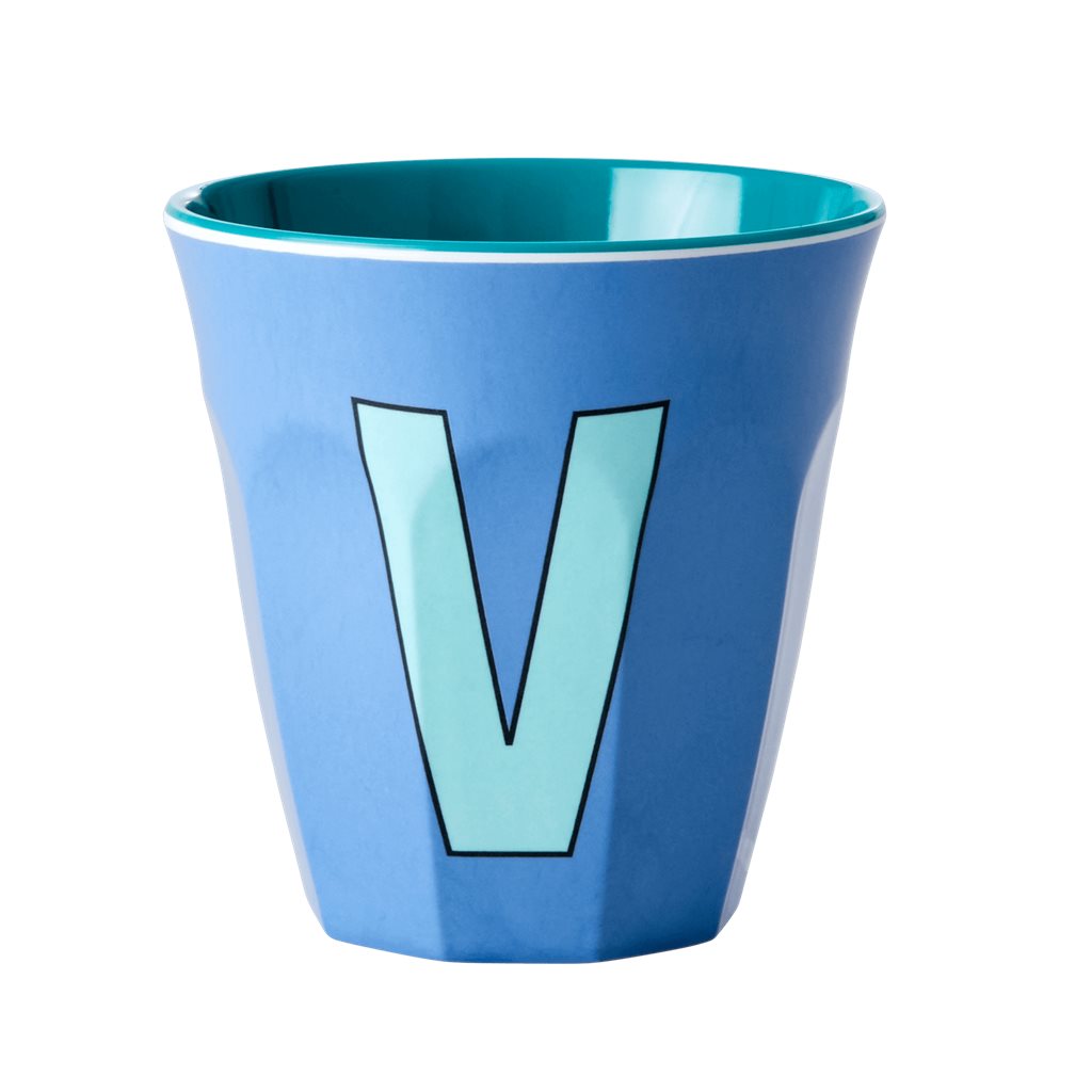 כוס מלמין אות V תכלת רקע כחול